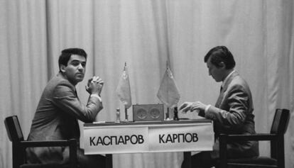 Los jugadores de ajedrez Gari Kaspárov y Anatoli Kárpov en 1985.