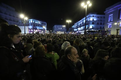 La Plaza del Sol llena a rebosar durante la protesta feminista en Madrid,