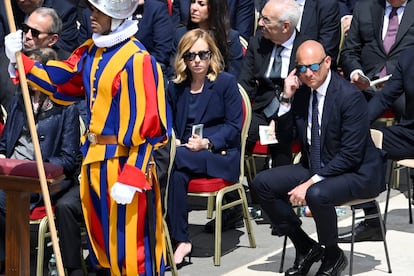 La primera ministra de Italia, Giorgia Meloni, este domingo en la plaza de San Pedro del Vaticano.