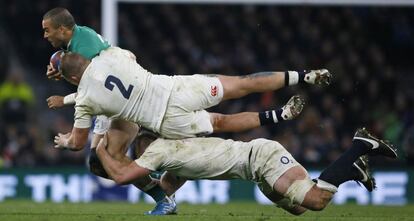 El irland&eacute;s Simon Zebo es placado por el ingl&eacute;s Hartley en el Seis Naciones.