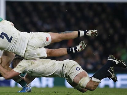 El irlandés Simon Zebo es placado por el inglés Hartley en el Seis Naciones.