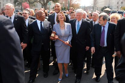 La presidenta de la Cámara de Representantes, Nancy Pelosi (con el mazo con el que se aprobó la reforma de 1965) con otros congresistas, camino de la votación.