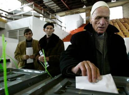Un votante albano en uno de los colegios que se han abierto en Pristina.