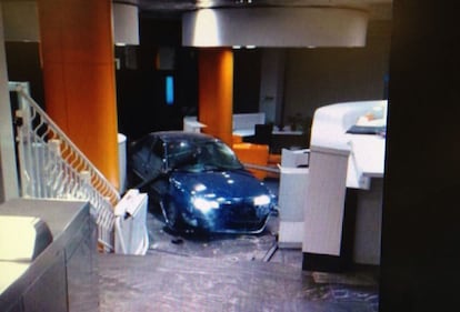 El coche ha atravesado el cierre de la sede del PP en Génova 13 y ha llegado hasta el interior del vestíbulo.
