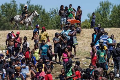 Aproximadamente 2.000 personas se instalaron debajo del puente internacional Del Río con la esperanza de conseguir papeles de asilo en Estados Unidos.