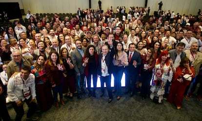 Andrés Manuel López Beltrán, secretario de Morena; Luisa María Alcalde Luján, presidenta de Morena,Alfonso Durazo, gobernador de Sonora, acompañados de gobernadores de diferentes estados de la República y militantes del partido, durante su participación en la VI Sesión Ordinaria del Consejo Nacional de Morena, realizada en el World Trade Center.