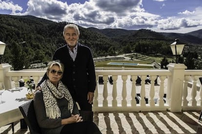 Venables con su pareja, Yvette, en la terraza de su hotel alicantino.