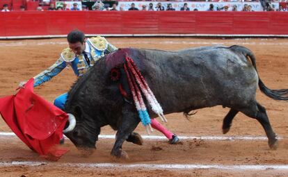 Enrique Ponce se adorna por bajo ante el toro del triunfo.