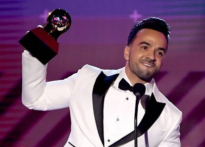 Luis Fonsi recoge el premio de mejor canción del año por 'Despacito'