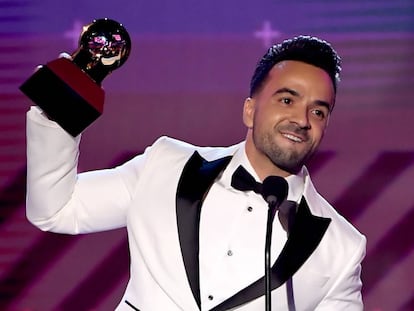 Luis Fonsi recoge el premio de mejor canción del año por 'Despacito'