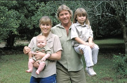 Steve Irwin posa con su mujer y sus dos hijos.