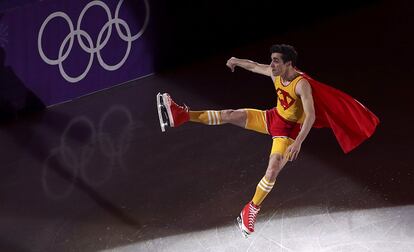 El patinador español Javier Fernández durante la gala de exhibición vestido de Superman, el 25 de febrero de 2018.