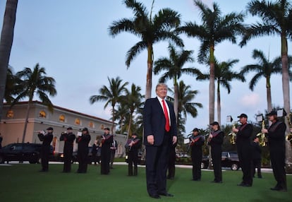 El presidente de los Estados Unidos, Donald Trump, observa la banda de la Escuela Secundaria Central de Palm Beach, que lo saludó cuando llegó a ver la Super Bowl en el Club de Golf Palm Beach, en West Palm Beach, Florida.