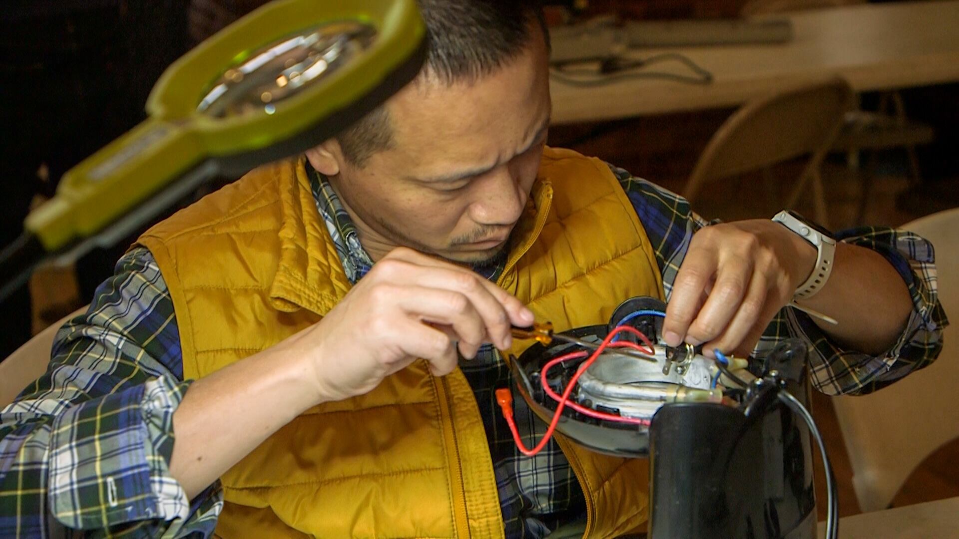 Entre los electrodomésticos que más piden ayuda en reparar en el colectivo son cafeteras y ventiladores.