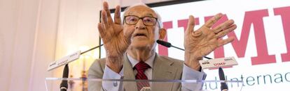 Aristóbulo de Juan, ex director general del Banco de España durante su intervención en la UIMP.