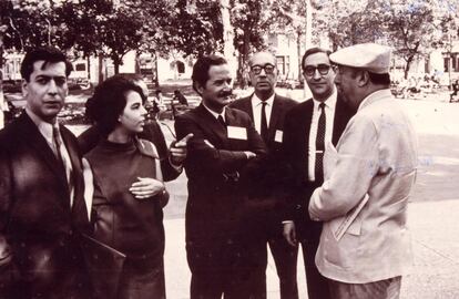 De izquierda a derecha, Mario Vargas Llosa; su mujer, Patricia; Carlos Fuentes; Juan Carlos Onetti; Emir Rodríguez Monegal y Pablo Neruda, en 1966.