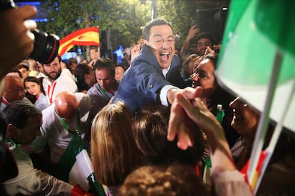 El líder del PP en Andalucía y presidente de la Junta, Juan Moreno Bonilla, celebra a las puertas de la sede de su formación en Sevilla la mayoría absoluta en las elecciones autonómicas celebradas el 19 de junio.