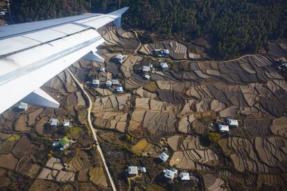 El de Paro es el único aeropuerto internacional que tiene <a href="https://elviajero.elpais.com/elviajero/2019/12/26/actualidad/1577364992_888055.html" target="_blank"> Bután </a>, situado a seis kilómetros de la ciudad y 48 kilómetros de la capital del país, Timbu. Se encuentra a 2.237 metros de altitud en un amplio valle junto al curso del río Paro Chhu. En su corta pista, de 1.200 metros, solo pueden aterrizar pilotos especialmente adiestrados.