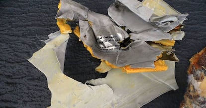 Uno de los chalecos salvavidas del avión, recuperado del mar por las Fuerzas Armadas egipcias.