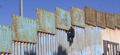 Migrantes de la primera caravana que salió desde Honduras y recorrió el territorio mexicano comienzan a congregarse, en la valla fronteriza de Tijuana (México). Aproximadamente 800 migrantes centroamericanos han llegado a la fronteriza ciudad mexicana de Tijuana con el propósito de solicitar asilo en Estados Unidos, y para el viernes se espera la llegada de al menos 2.000 más en autobuses.