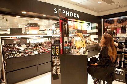 Se obsequi a las asistentes con una sesin de maquillaje en Sephora.