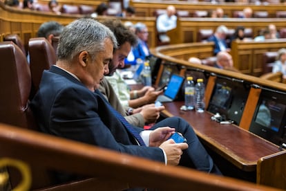 Santos Cerdán, el 12 de junio, leía en su móvil el contenido del informe de la UCO.