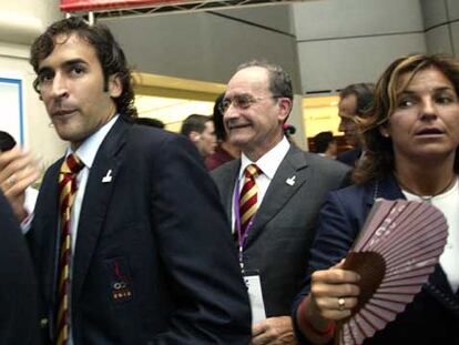 Raúl y Arantxa Sánchez-Vicario abandonan el centro de convenciones.