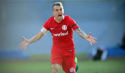 D'Alessandro, do Inter, com faixa de luto na primeira rodada da Série B.