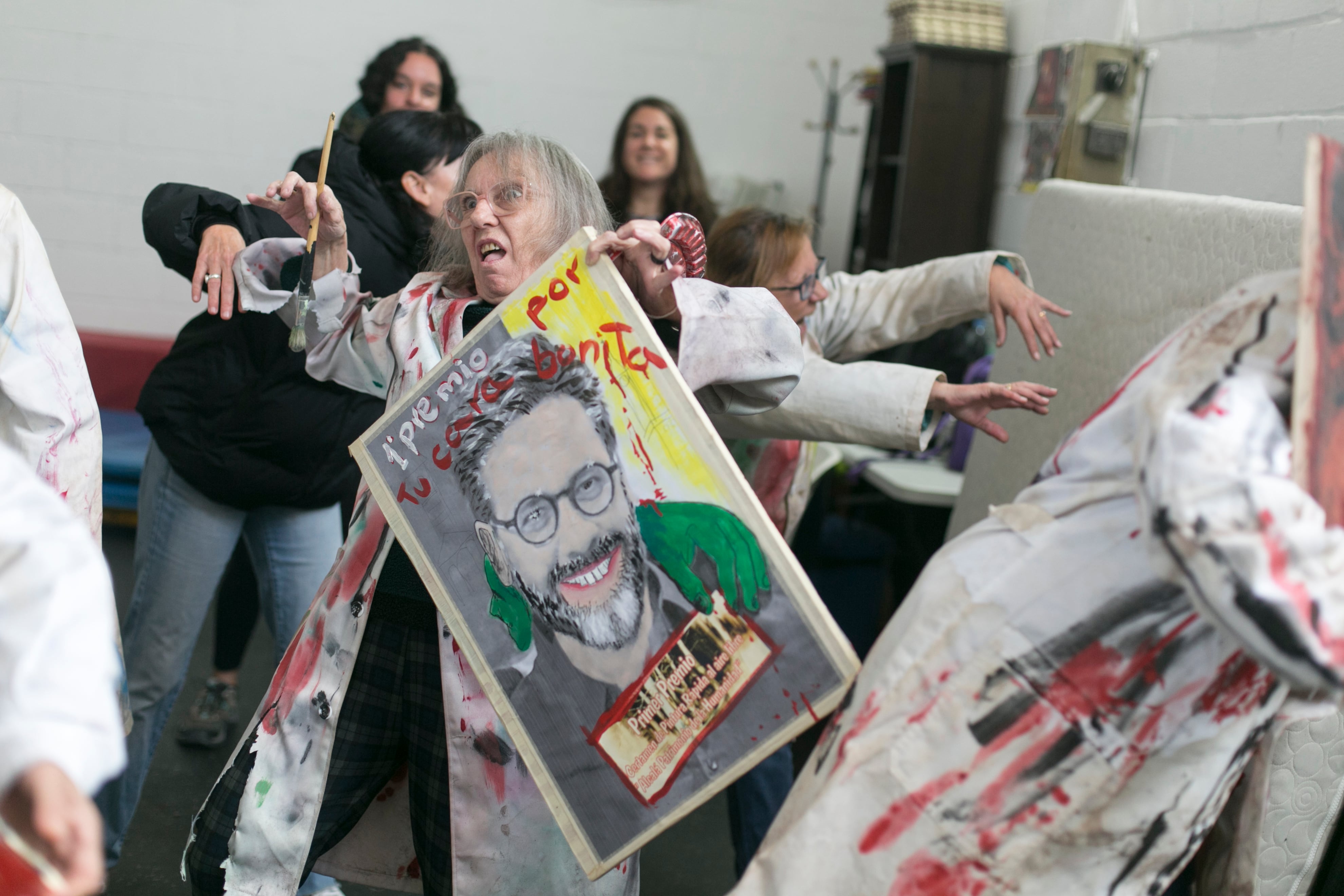 Vecinos de Alcalá de Henares ensayan la performance que harán durante la Marcha Zombie de este viernes a favor de la cultura en el municipio. Al centro Rosa Prádales, organizadora del Concurso de Pintura Rápida de Comisiones Obreras.