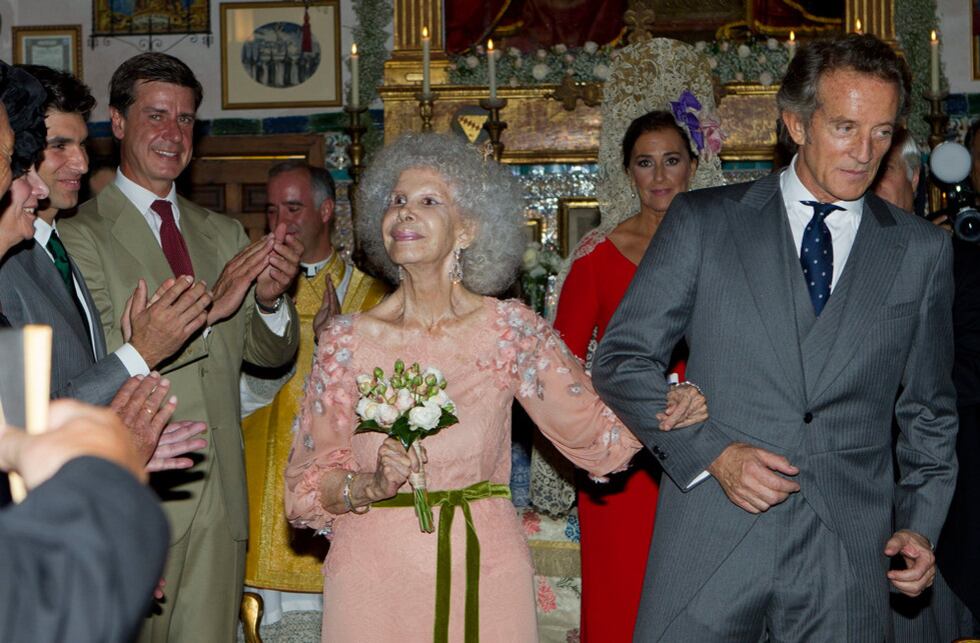 La duquesa de Alba, Cayetana Fitz-James Stuart, y Alfonso Díez Carabantes, tras contraer matrimonio en una ceremonia celebrada en la capilla del Palacio de Dueñas.