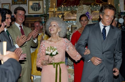 La duquesa de Alba, Cayetana Fitz-James Stuart, y Alfonso Dez Carabantes, tras contraer matrimonio en una ceremonia celebrada en la capilla del Palacio de Due?as.