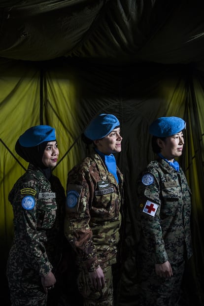 La soldado Suraya (la primera a la izquierda), es de Malasia. Mariana Bonsegna, de Italia, y Lee Taejin, de Corea del Sur. A finales de enero, había casi 500 mujeres uniformadas en este país de Oriente Próximo. Esta es una de las operaciones con mayor participación femenina.  En 2014, el 3% del personal militar y el 10% de la policía era femenino. "Quiero dar ejemplo a otras mujeres", asegura Lee Taejin, doctora militar. La ONU ha reconocido que el papel de las mujeres es clave en la prevención y resolución de conflictos. Su presencia también ayuda para generar más confianza entre la población. Muchos civiles recelan de este cuerpo de paz por los casos de abuso sexual cometidos por efectivos o por el personal que trabaja en las misiones. Desde 2010, la ONU ha registrado casi 600 denuncias. La mayoría son del personal uniformado. Las acusaciones hablan de sucesos espeluznantes: violaciones sistemáticas, soldados que obligan a mantener relaciones a cambio de comida... Los ejércitos más involucrados son los de República del Congo, Sudáfrica y Marruecos.