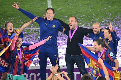 Luís Cortés, de negre, celebrant la victòria.