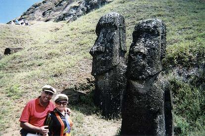 Los autores de la carta, junto a dos moai semienterrados en la ladera del volcán Rano Raraku de la isla de Pascua o Rapa Nui (Chile).