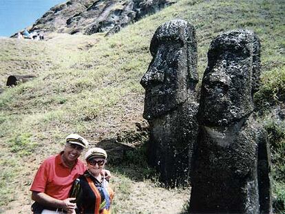 Los autores de la carta, junto a dos moai semienterrados en la ladera del volcán Rano Raraku de la isla de Pascua o Rapa Nui (Chile).