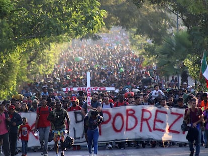 Migrantes salen en caravana hacia Estados Unidos, desde la ciudad de Tapachula, el 24 de diciembre.