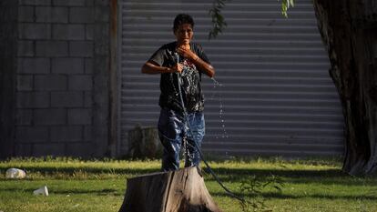 Una persona se refresca con agua durante una ola de calor en Mexicali, el 6 de julio.