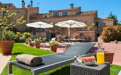 Zona de la piscina del hotel El Racó de Madremanya, en Girona.