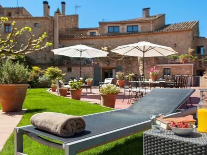 Zona de la piscina del hotel El Racó de Madremanya, en Girona.