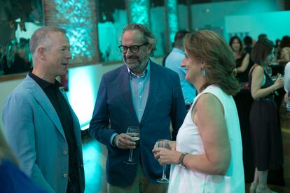 El presidente del Senado, Ander Gil; y el director general de Prensa de Prisa Media, Juan Cantón, junto a la ministra socialista de Transición Ecológica, Teresa Ribera.