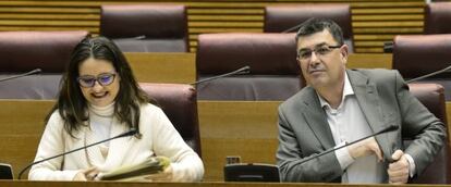 Mònica Oltra y Enric Morera este miércoles en las Cortes.