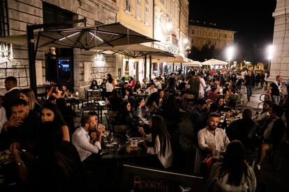 De noche Trieste se anima. Las medidas de protección se han relajado.