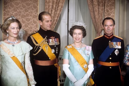 La reina Isabel II (en el centro) y el duque de Edimburgo (segundo por la izquierda) acompañados por el Gran Duque Juan de Luxemburgo (izquierda) y su esposa la Gran Duquesa Josefina, en un banquete ofrecido por el Gran Duque, en 1976.