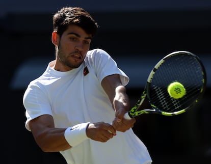 Alcaraz conecta un revés en el duelo ante Norrie.
