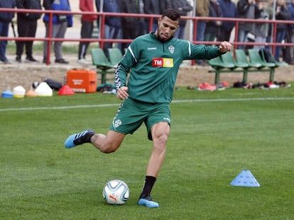 Jonathas, atacante do Elche, foi infectado com coronavírus na Espanha.