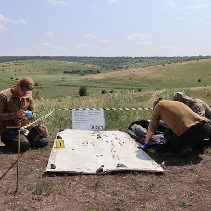 Expertos del grupo ucranio de exhumación de cadáveres Platsdarm analizan soldados rusos muertos, el 10 de junio en Donetsk.