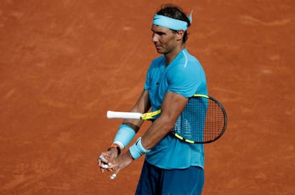 Rafael Nadal estira sus dedos en la final de Roland Garros 2018.