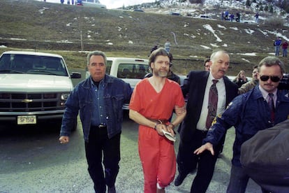 Theodore J. Kaczynski, Unabomber, es conducido por policías en Montana el 4 de abril de 1996.