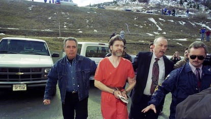 Theodore J. Kaczynski, Unabomber, es conducido por policías en Montana el 4 de abril de 1996.