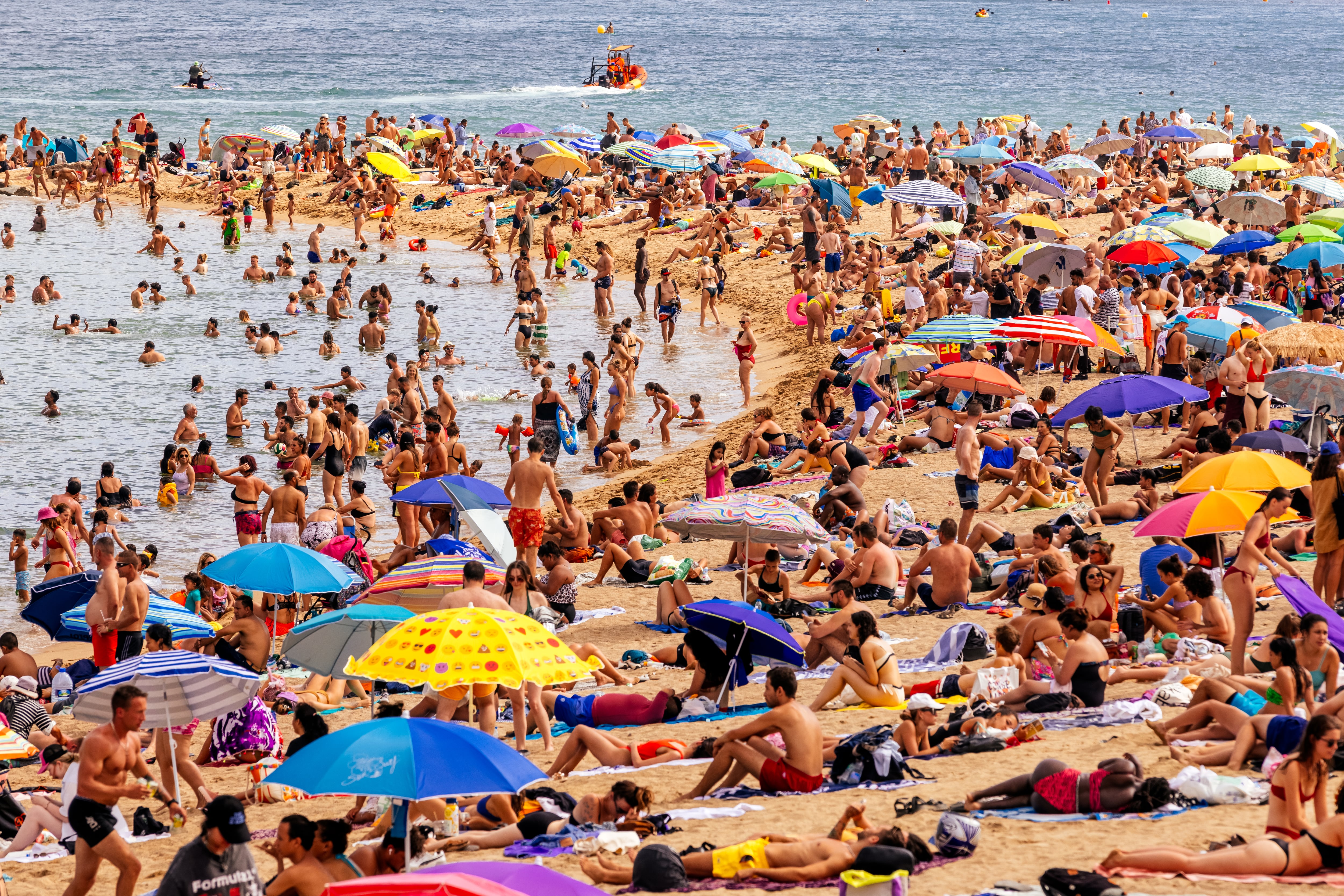 Turistas en la playa de La Barceloneta